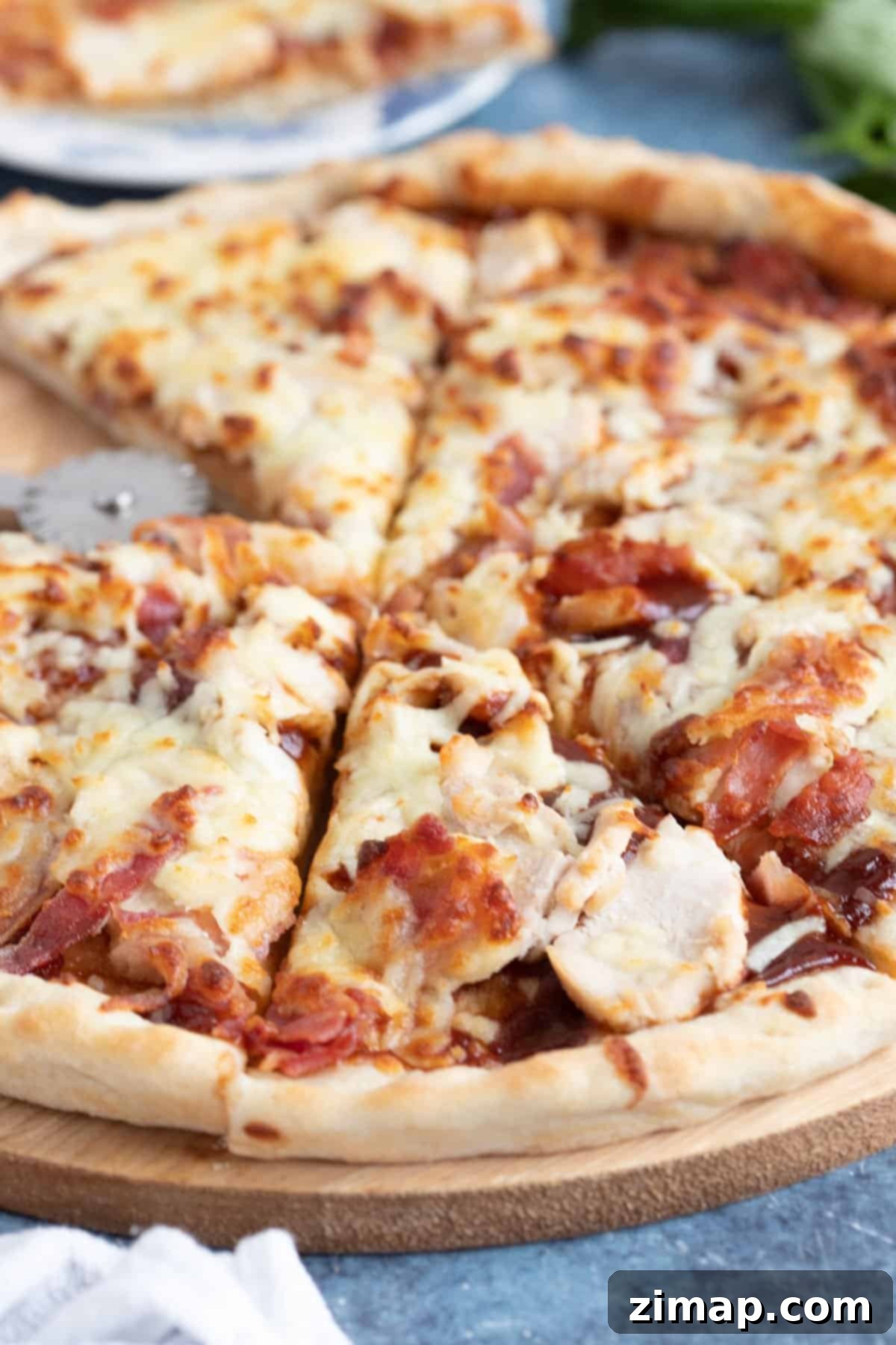 Η Απόλυτη Συνταγή Πίτσας Κοτόπουλου BBQ 6 Πίτσα BBQ κοτόπουλο και μπέικον κομμένη σε φέτες.