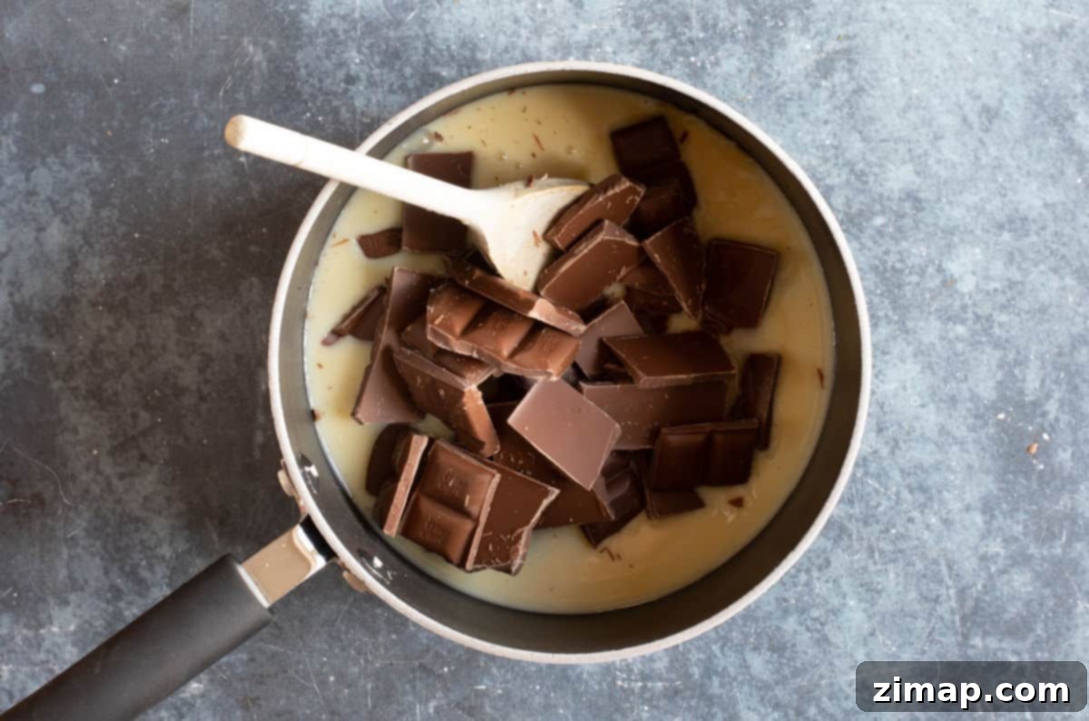 Εύκολο Πασχαλινό Φατζ με Μίνι Αυγά Cadbury 4 Συμπυκνωμένο γάλα και σοκολάτα σε κατσαρόλα.