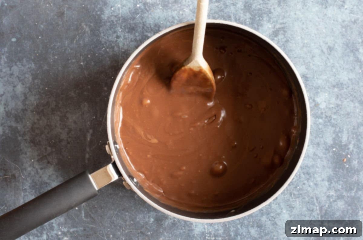 Εύκολο Πασχαλινό Φατζ με Μίνι Αυγά Cadbury 5 Λιωμένο συμπυκνωμένο γάλα με σοκολάτα.