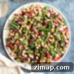 Εύκολη Σαλάτα με Πέντε Φασόλια 10 Five bean salad on a white serving plate.