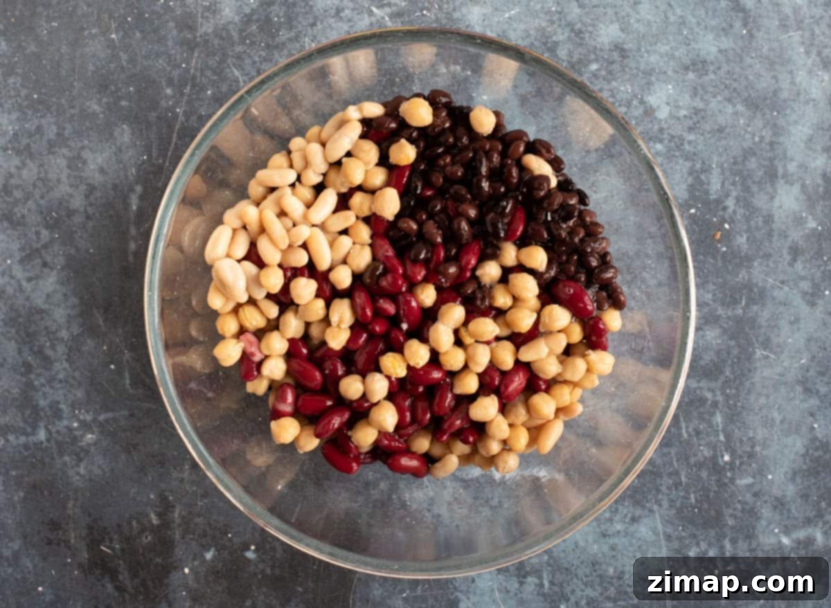 Εύκολη Σαλάτα με Πέντε Φασόλια 4 Canned beans in a bowl.