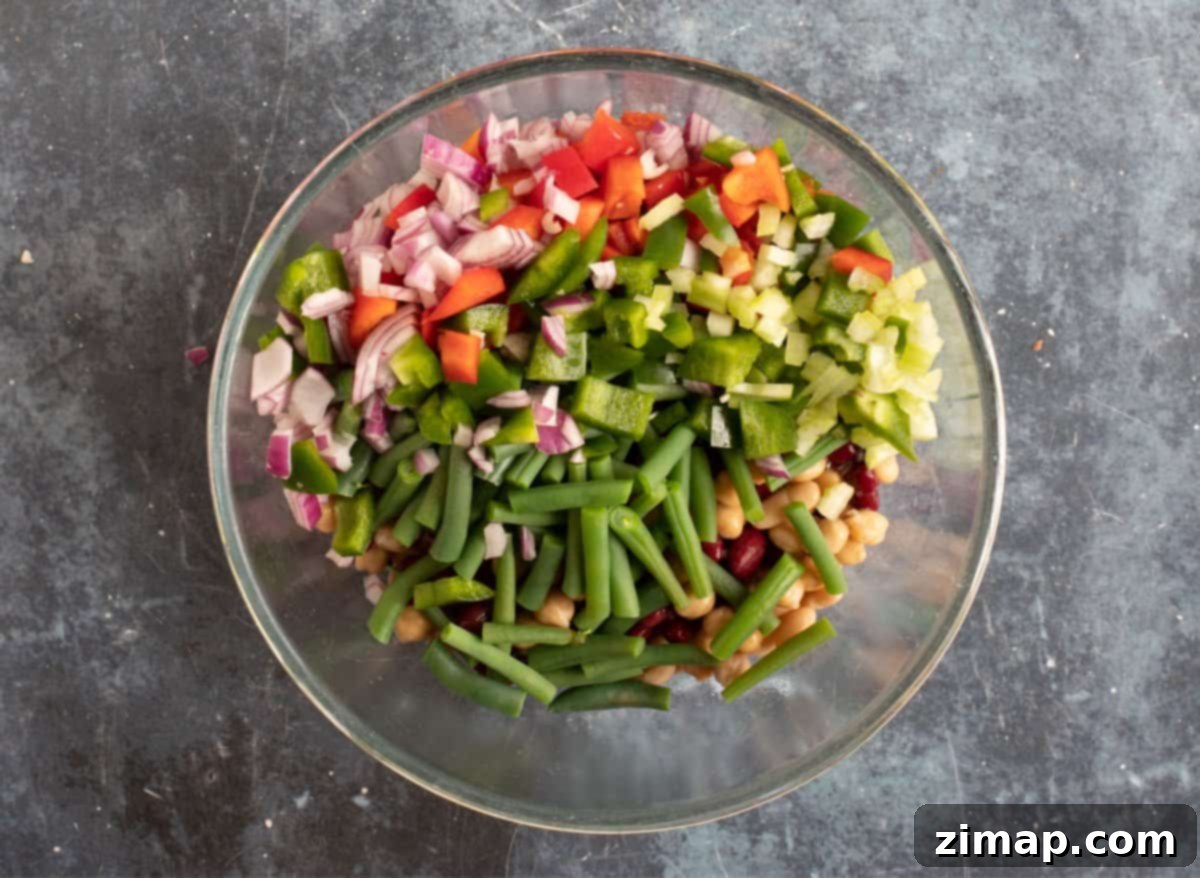 Εύκολη Σαλάτα με Πέντε Φασόλια 6 Five bean salad in a large bowl.