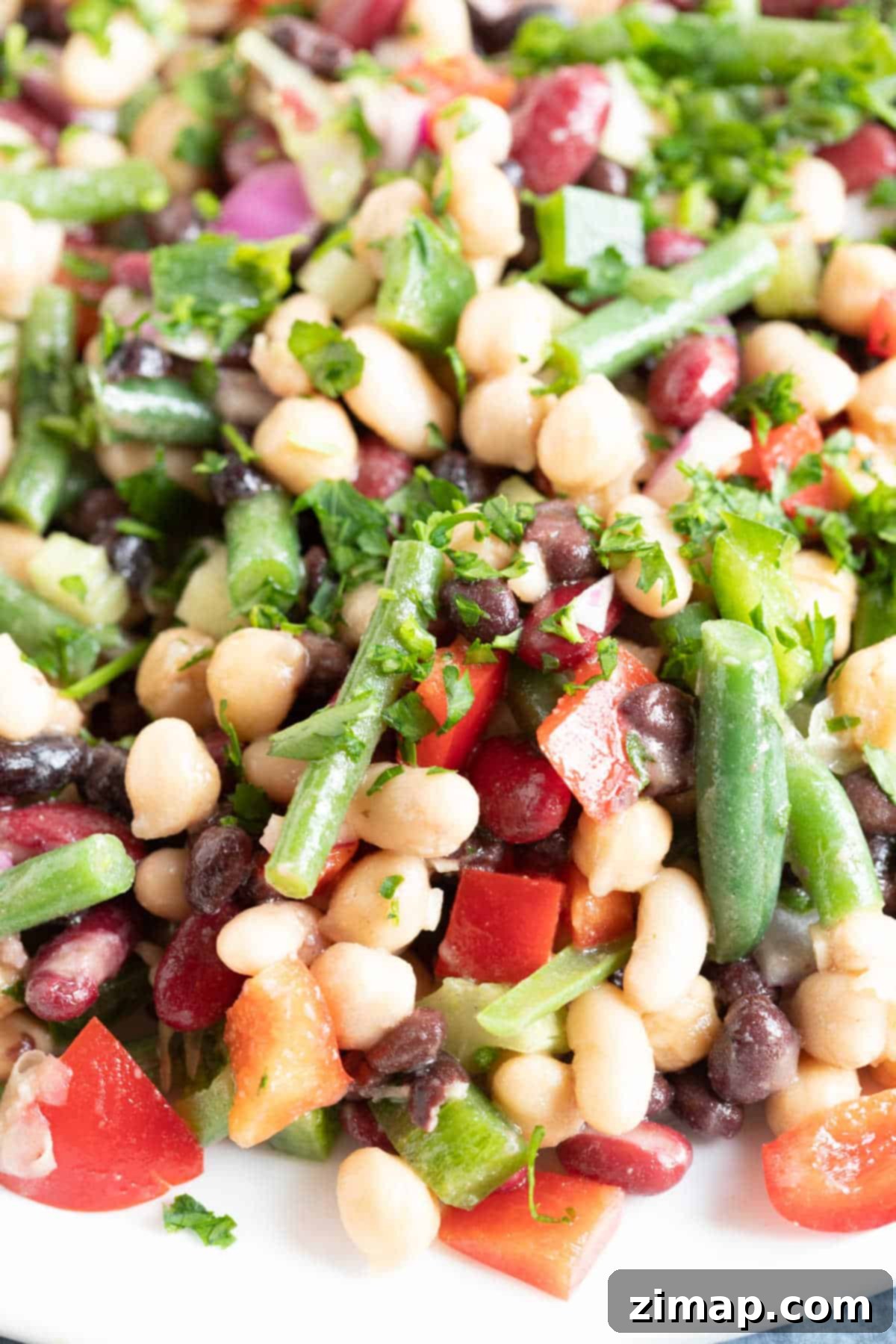 Εύκολη Σαλάτα με Πέντε Φασόλια 7 5 bean salad on a serving plate.