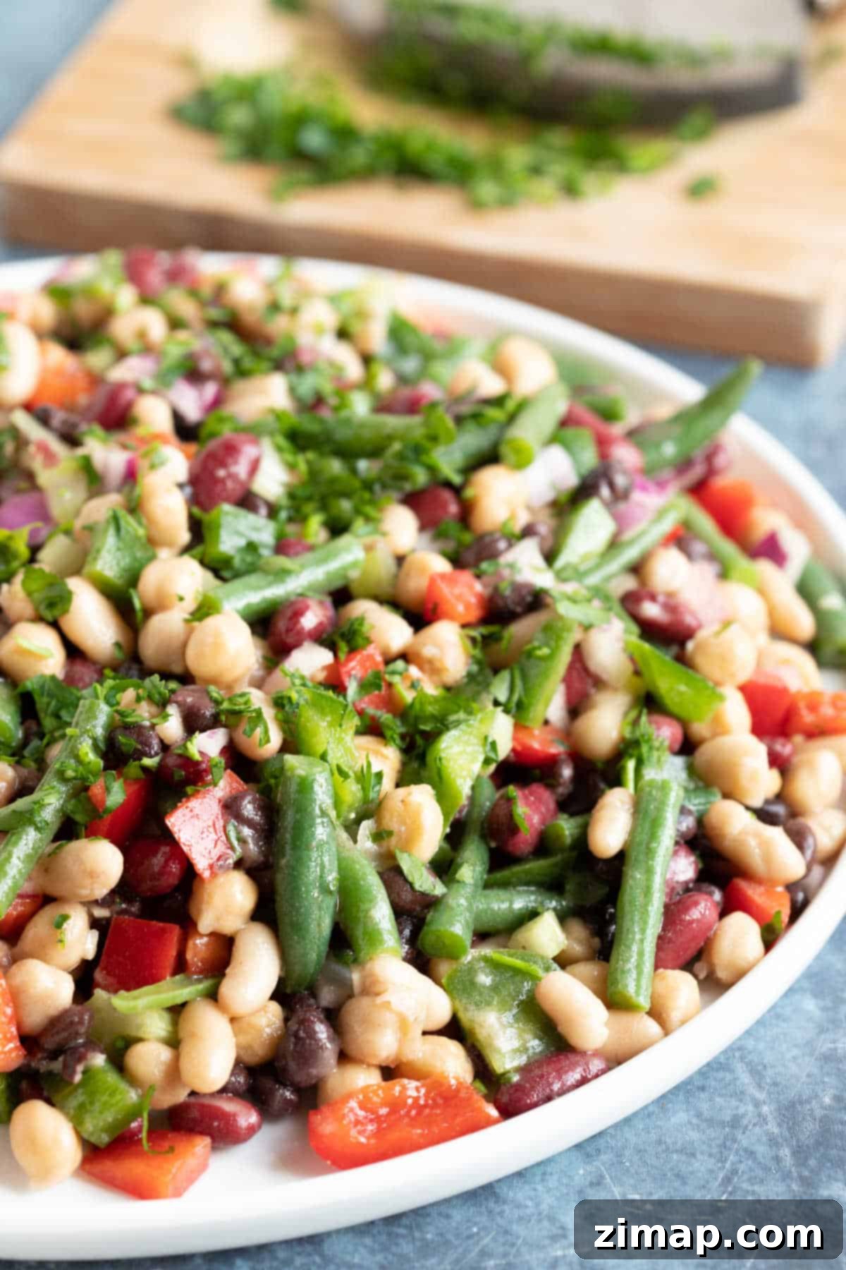Εύκολη Σαλάτα με Πέντε Φασόλια 8 5 bean salad on a white serving plate.