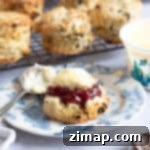 Εύκολα Σκόουνς Φρούτων 9 Φρουτοσκόουν σε πιάτο με μαρμελάδα και clotted cream.