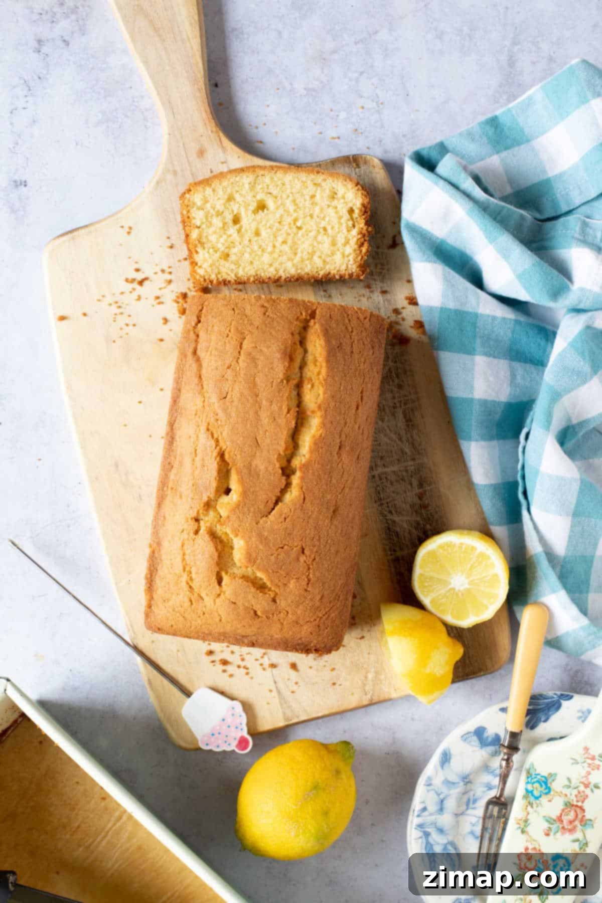 Εύκολη Συνταγή για Κέικ Μαδέιρα 2 Madeira cake on a wooden board.