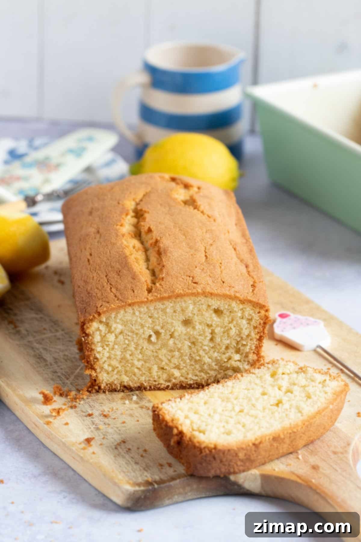 Εύκολη Συνταγή για Κέικ Μαδέιρα 3 Plain Madeira cake on a wooden board.