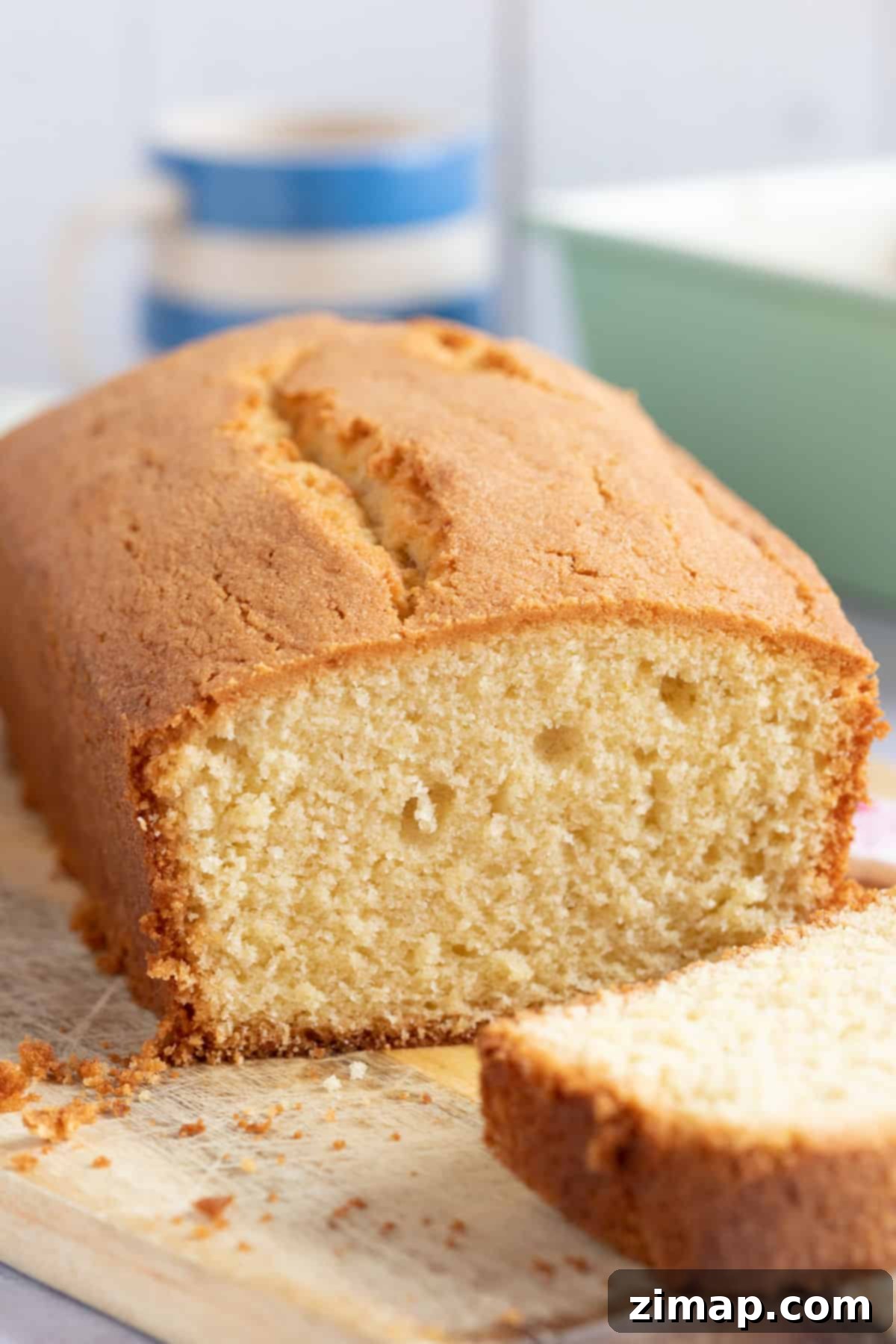 Εύκολη Συνταγή για Κέικ Μαδέιρα 7 A close up of the texture of Madeira cake.