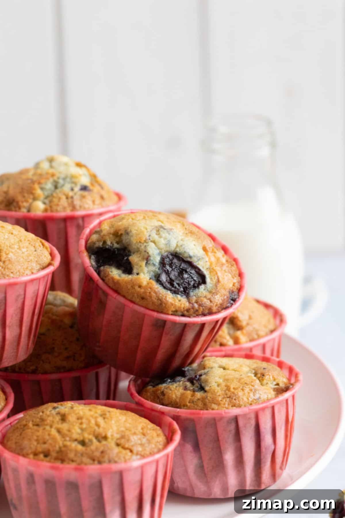 Εύκολα Μάφινς Λευκής Σοκολάτας με Κεράσια 2 Chocolate Cherry Muffins stacked on a cake stand.