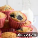 Εύκολα Μάφινς Λευκής Σοκολάτας με Κεράσια 8 Cherry muffins on a cake stand.
