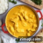 Εύκολο Κοτόπουλο Κόρμα 13 Korma κοτόπουλο σε κόκκινο τηγάνι.