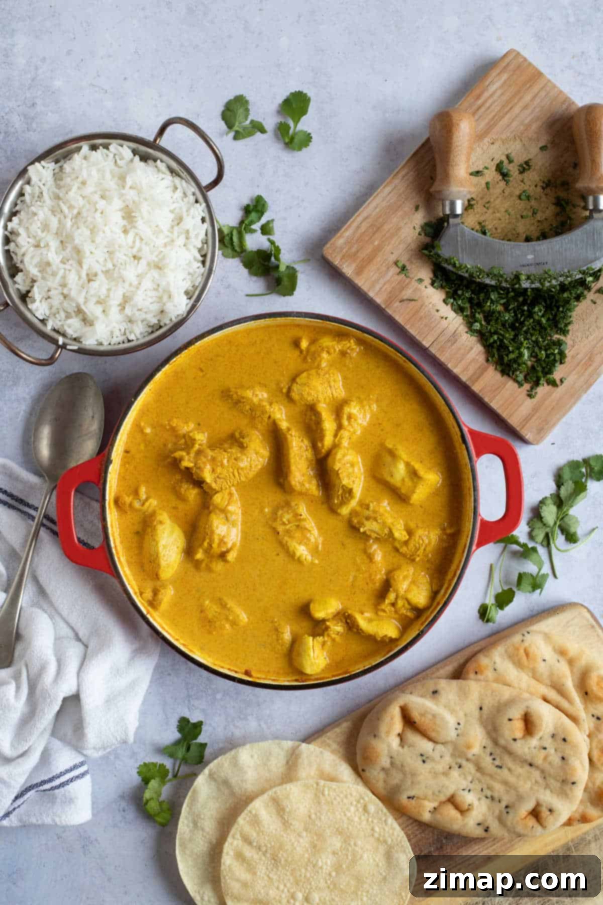 Εύκολο Κοτόπουλο Κόρμα 9 Ένα τηγάνι με korma κοτόπουλο με ρύζι και κόλιανδρο.