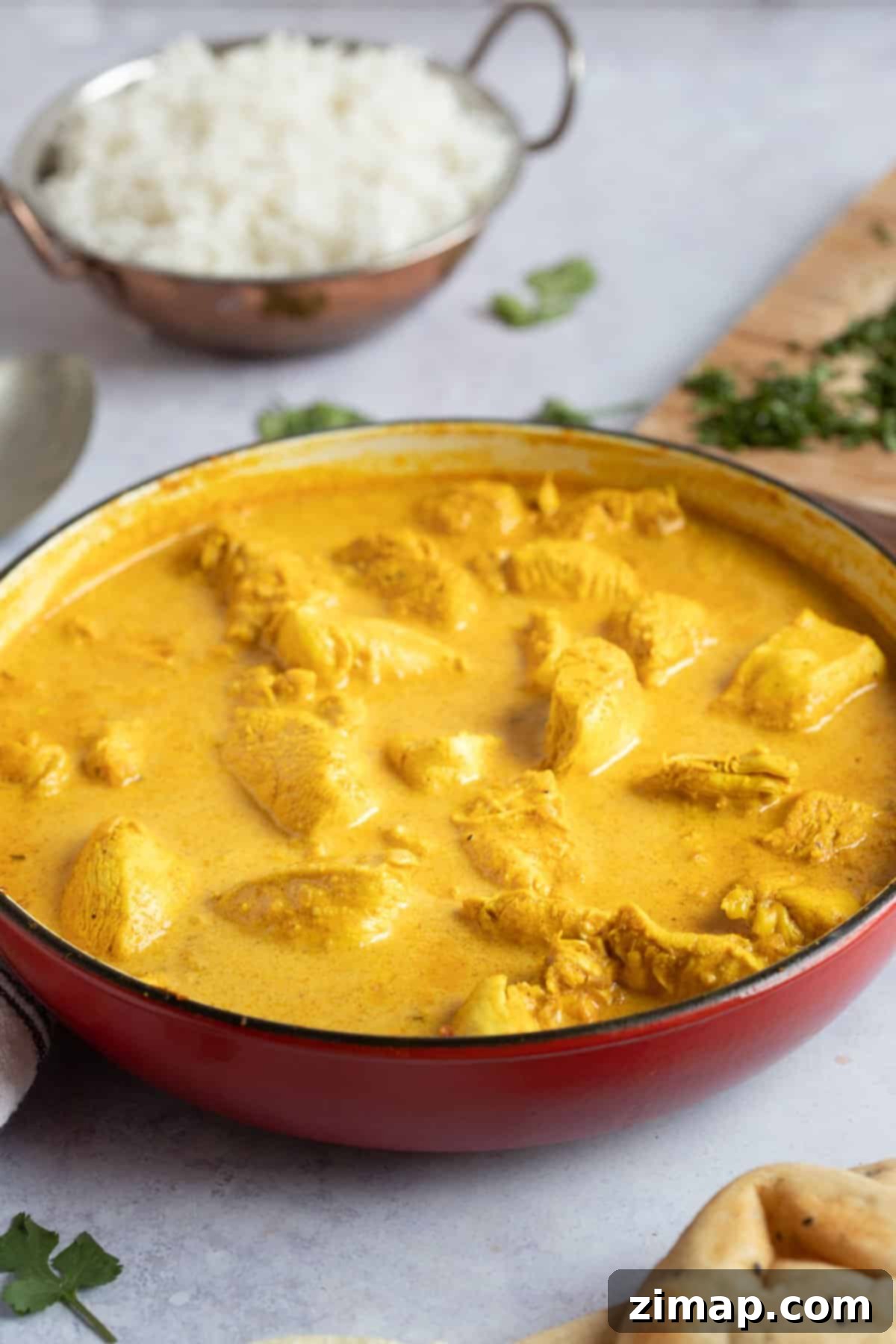 Εύκολο Κοτόπουλο Κόρμα 10 Κρεμώδες korma κοτόπουλο σε κόκκινο τηγάνι.