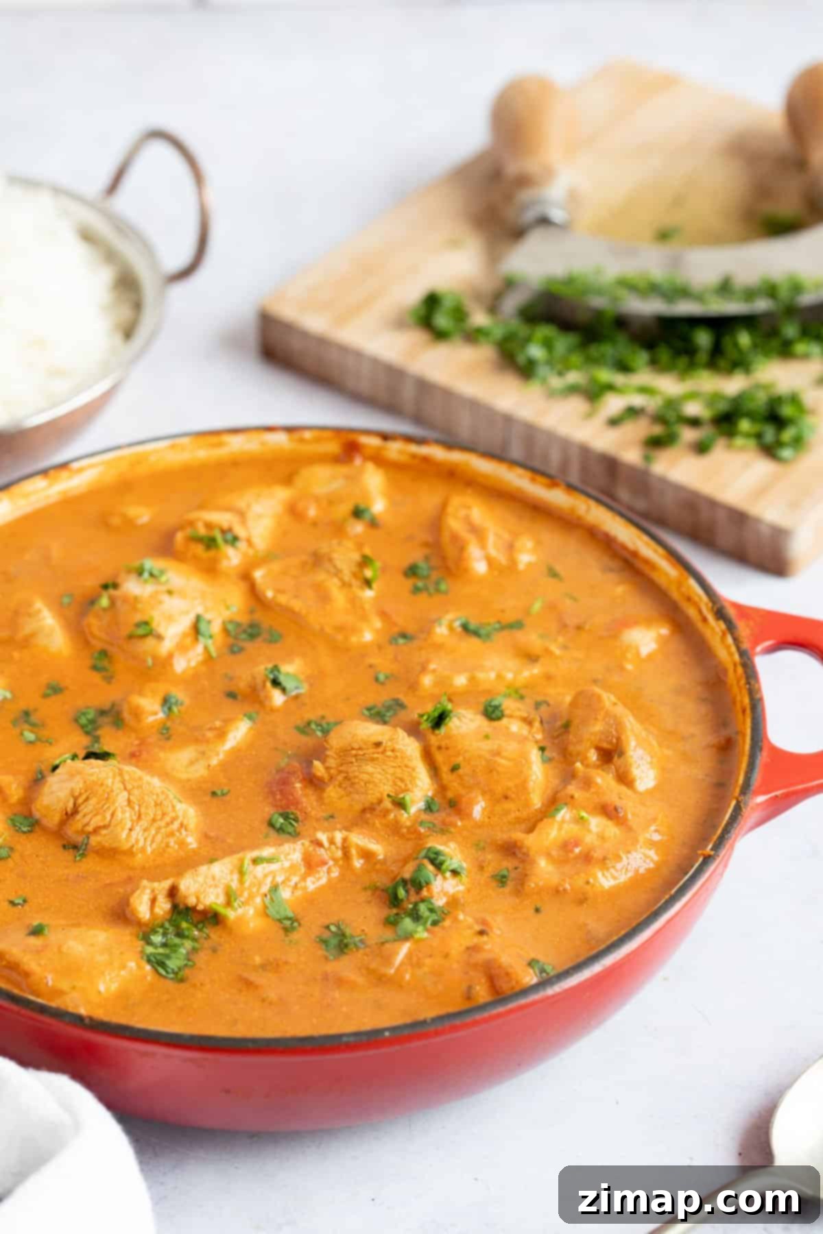 Εύκολο Κοτόπουλο Τίκα Μασάλα 7 Κοτόπουλο tikka masala σε ένα κόκκινο τηγάνι.