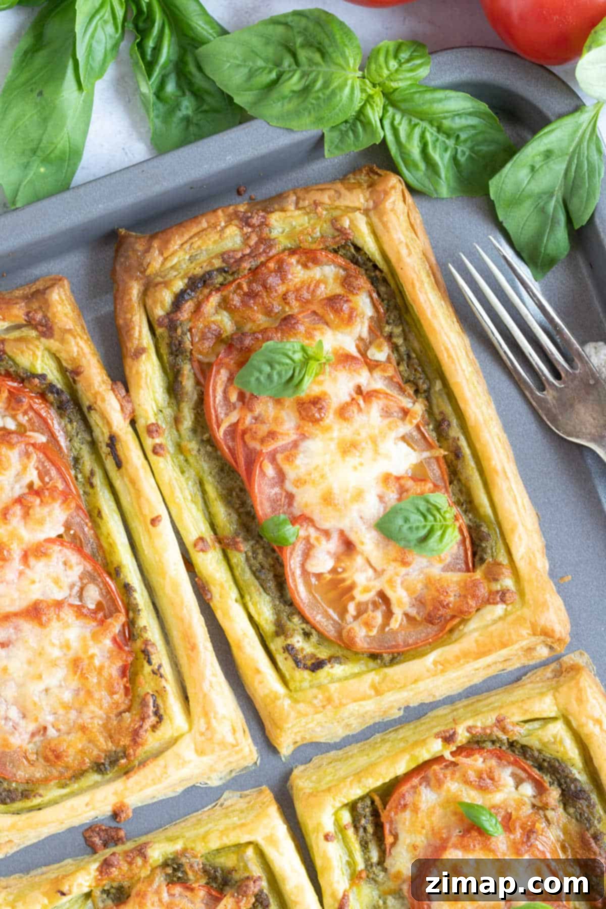 Σφολιατοταρτάκια πανεύκολα 2 Puff pastry tart with tomatoes, mozzarella and pesto.