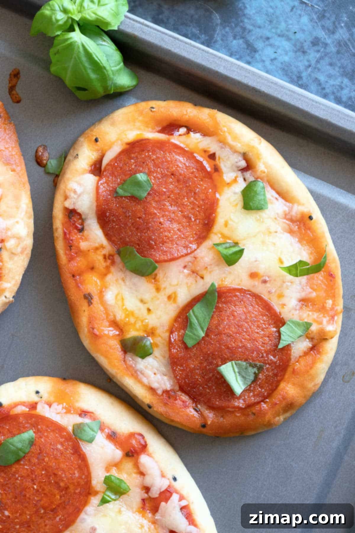Εύκολη Πίτσα Ναάν στο Λεπτό 2 Μίνι πίτσες naan με πεπερόνι σε ταψί.