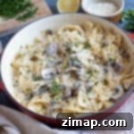 Κρεμώδη Ζυμαρικά με Σκόρδο και Μανιτάρια 8 Ζυμαρικά με σκόρδο και μανιτάρια σε κόκκινο τηγάνι.