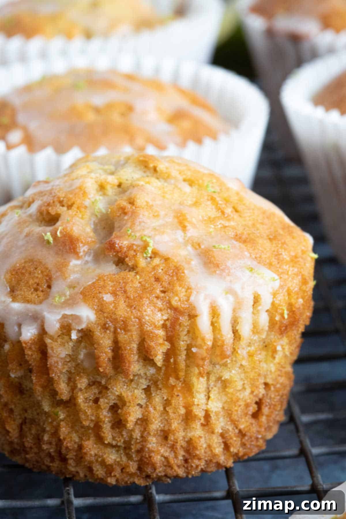 Πανεύκολα Μάφινς Καροτόπιτας 6 Carrot cake muffin with lime drizzle.
