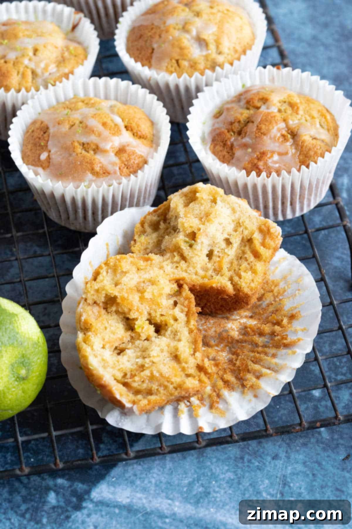 Πανεύκολα Μάφινς Καροτόπιτας 7 Carrot muffins on a cooling rack.