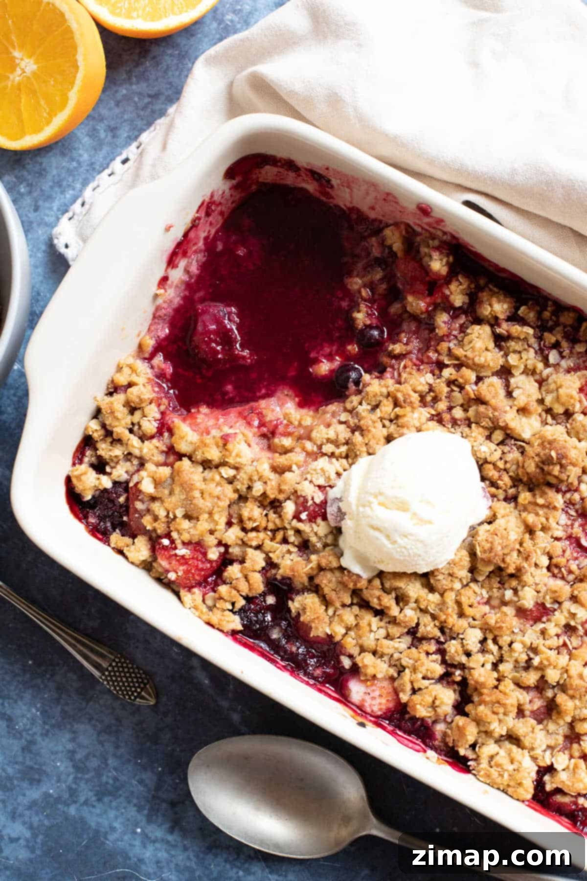 Εύκολο Κραμπλ με Κατεψυγμένα Μούρα 2 Crumble με ανάμεικτα μούρα και επικάλυψη βρώμης.