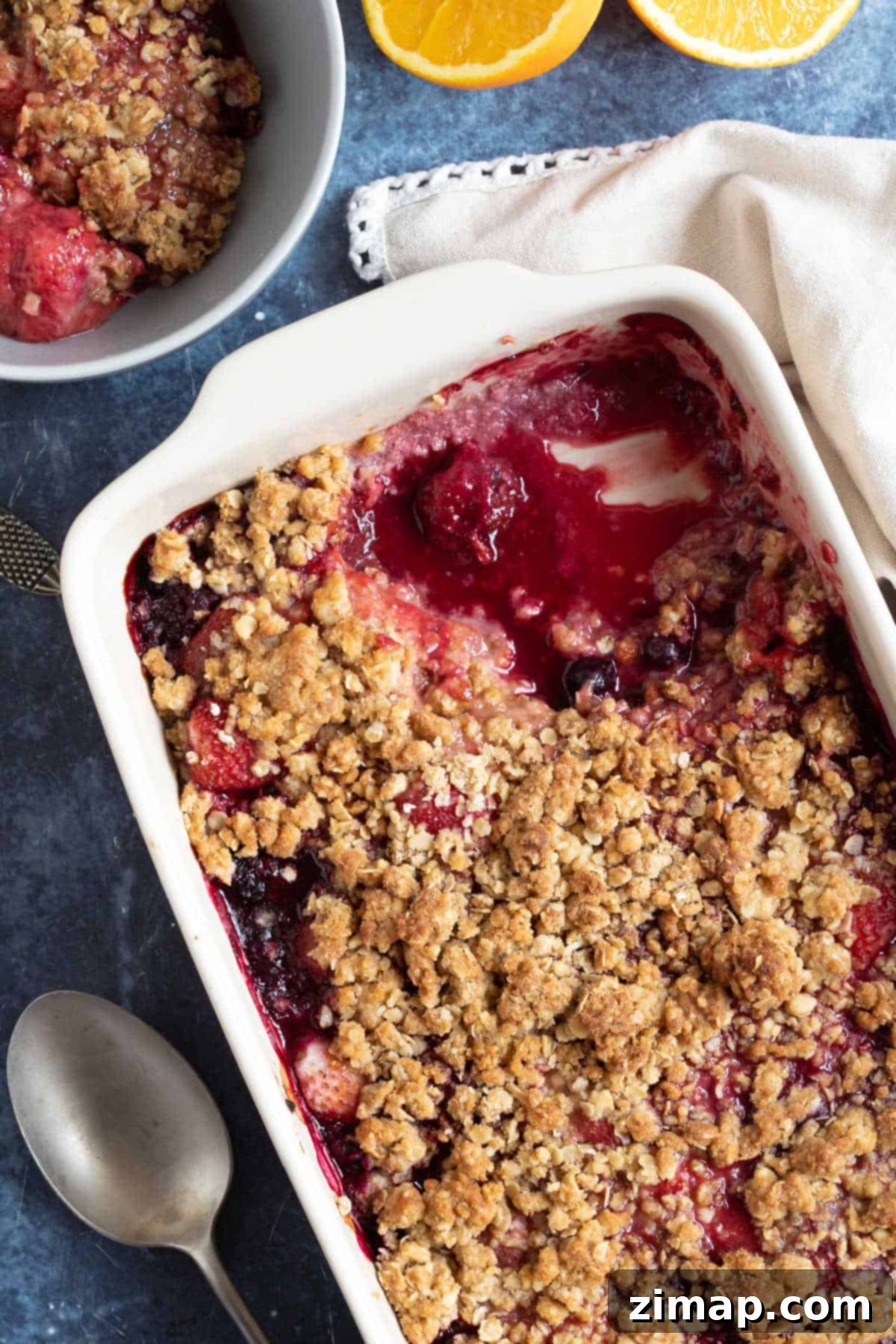 Εύκολο Κραμπλ με Κατεψυγμένα Μούρα 5 Crumble με ανάμεικτα μούρα σε ένα ταψί για πίτα.