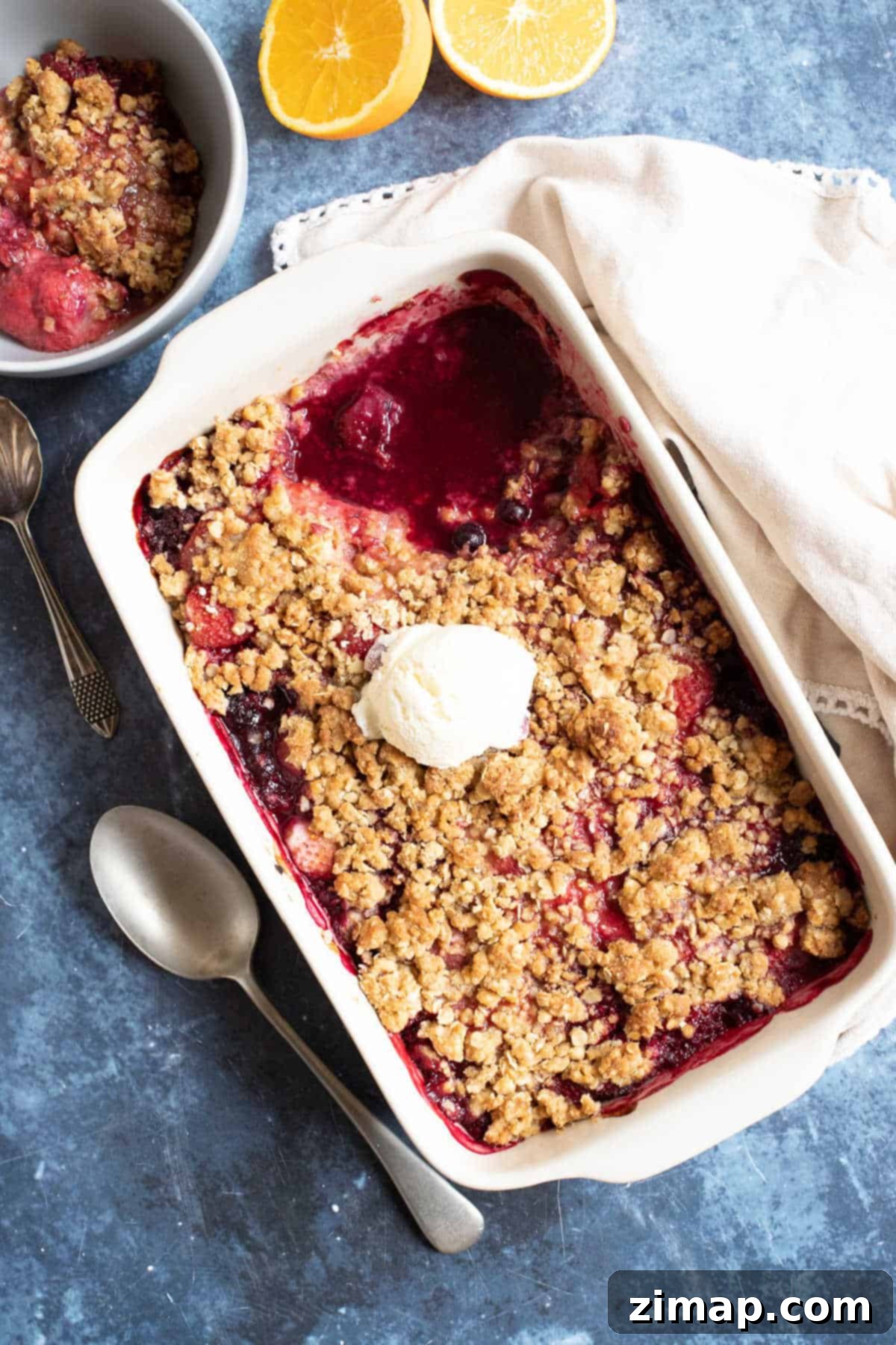 Εύκολο Κραμπλ με Κατεψυγμένα Μούρα 7 Crumble με ανάμεικτα μούρα σε ένα ταψί για πίτα.