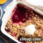 Εύκολο Κραμπλ με Κατεψυγμένα Μούρα 8 Crumble με κατεψυγμένα μούρα σε ένα ταψί για πίτα.