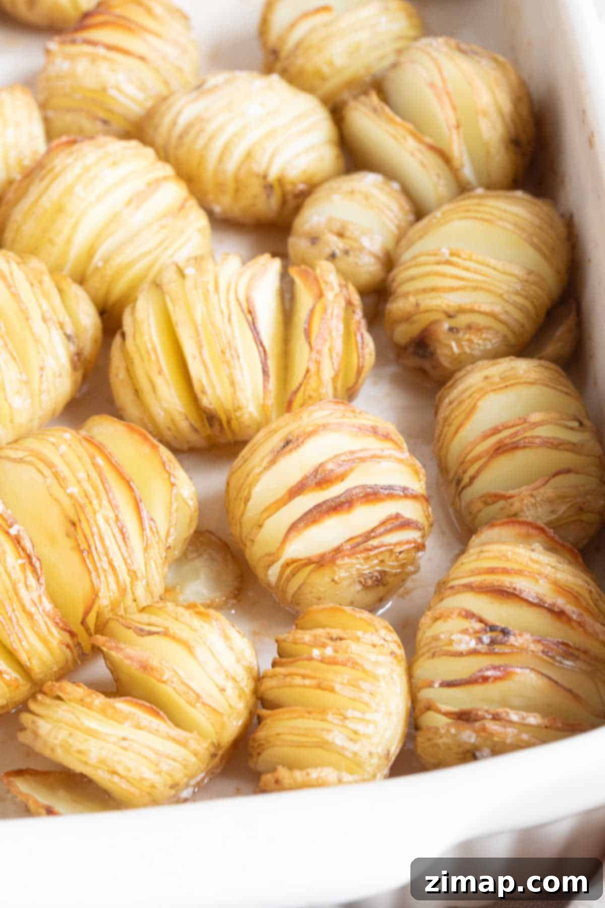 Πανεύκολη συνταγή για μίνι πατάτες Hasselback 2 Πατάτες Hasselback σε ταψί ψησίματος.