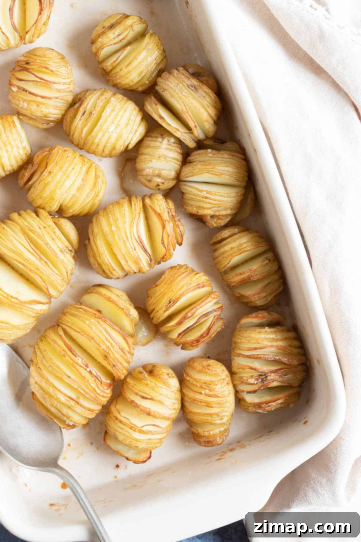 Πανεύκολη συνταγή για μίνι πατάτες Hasselback 6 Νέες πατάτες Hasselback σε ταψί ψησίματος.