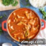 Εύκολο Χοιρινό Γκούλας 7 Χοιρινό γκούλας σε κόκκινη κατσαρόλα.