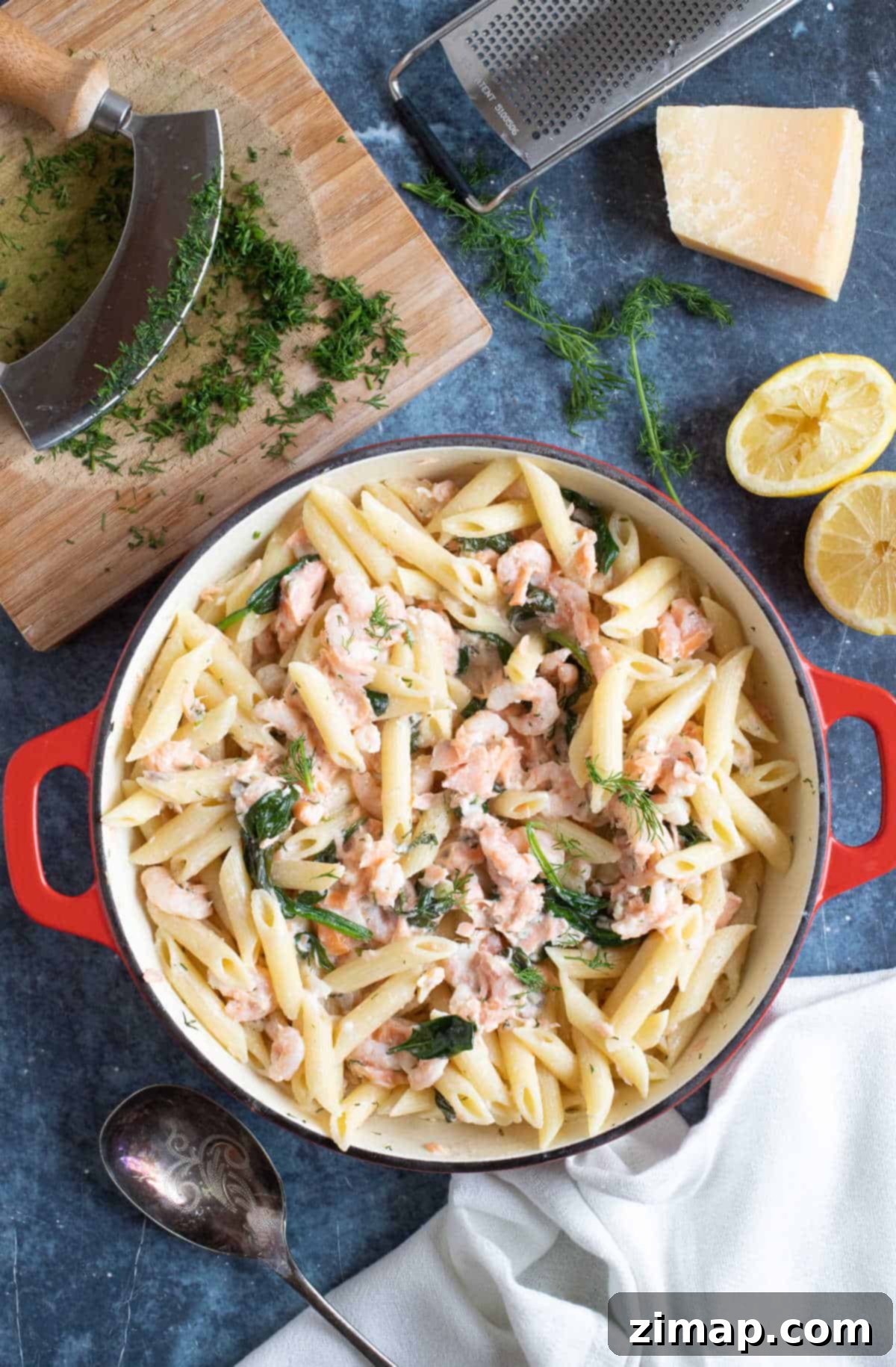 Εύκολα Ζυμαρικά με Σολομό και Γαρίδες 2 Hot smoked salmon and prawn pasta in a serving dish.