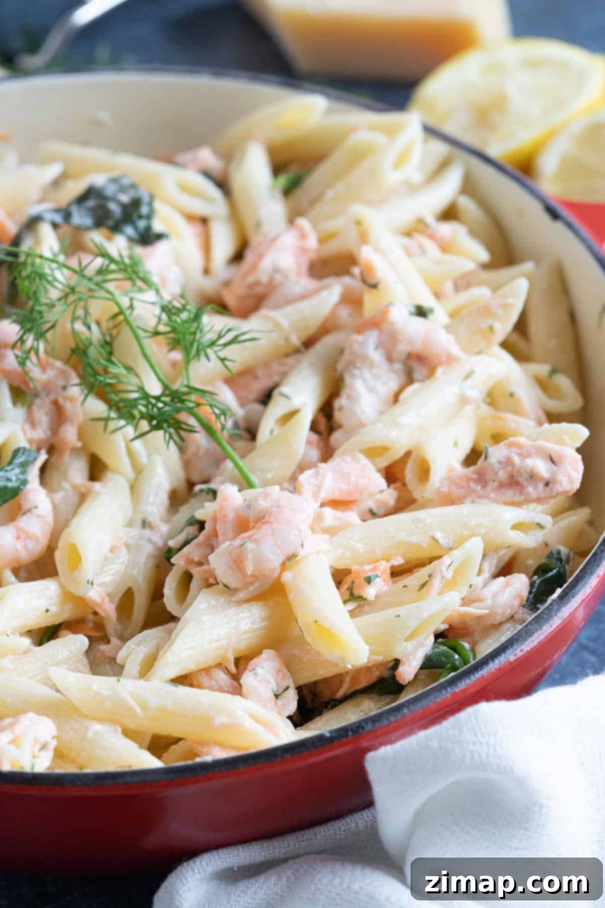 Εύκολα Ζυμαρικά με Σολομό και Γαρίδες 5 Salmon and prawn pasta in a red pan.