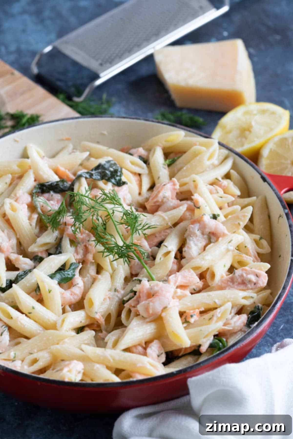Εύκολα Ζυμαρικά με Σολομό και Γαρίδες 6 Easy prawn and salmon pasta garnished with dill and lemon.