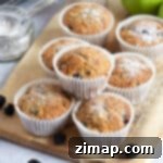 Εύκολα Μάφιν Μήλου και Βατόμουρου 8 Μάφιν μήλου και βατόμουρου σε ξύλινη επιφάνεια.