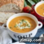 Εύκολη Σούπα με Ψητή Ρέβα 8 Ψητή σούπα σουηδικού γογγυλιού σε ένα λευκό μπολ σούπας.
