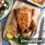 Εύκολο Κοτόπουλο Ψητό στην Αργή Κουζίνα 6 Ολόκληρο κοτόπουλο στην αργή κουζίνα σε ξύλινο δίσκο.