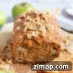 Εύκολο Μηλόψωμο 8 Κέικ μήλου με καραμέλα πάνω σε ξύλινη σανίδα.