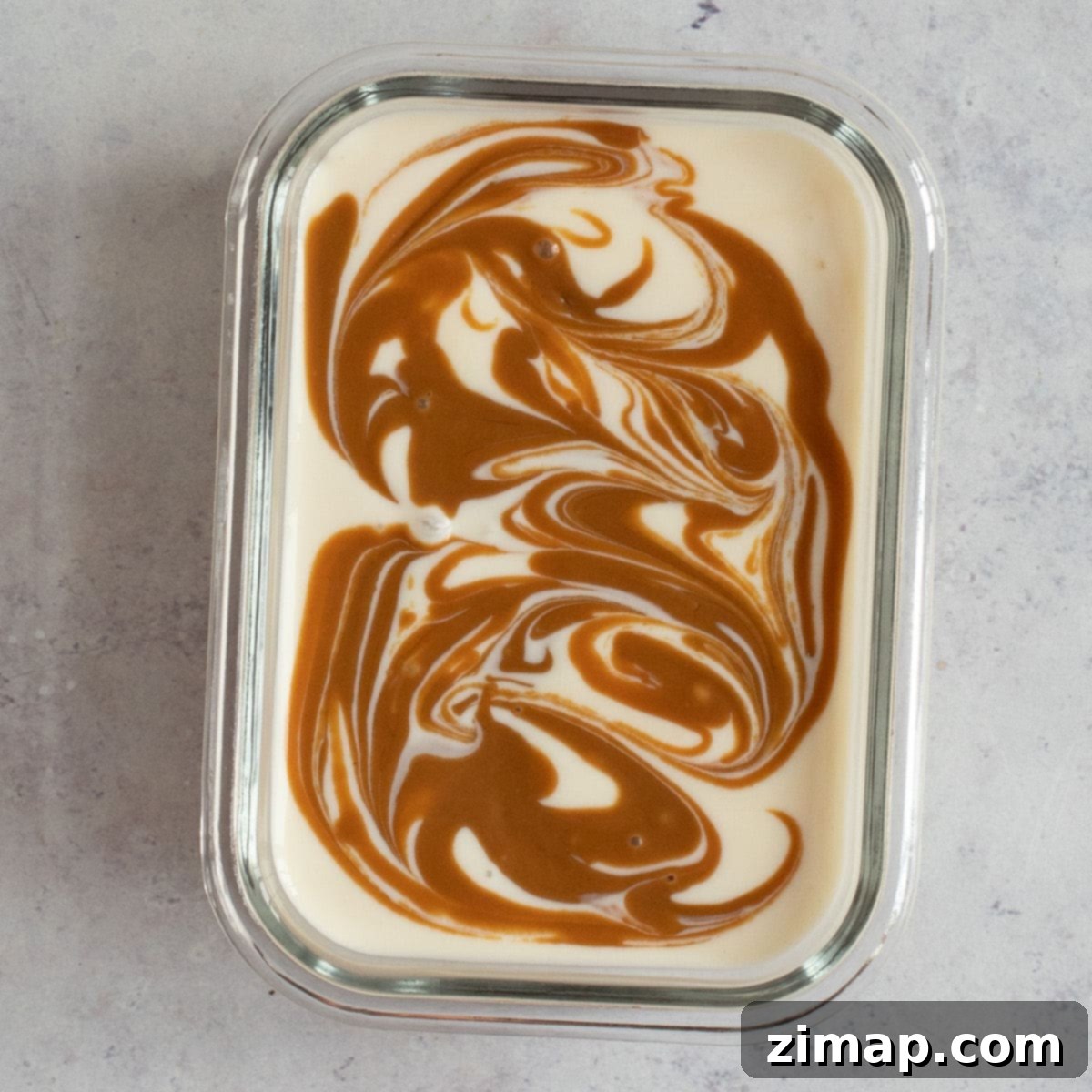 Εύκολο Weetabix ψυγείου 7 Κρέμα Biscoff ανακατεμένη στο topping γιαουρτιού.