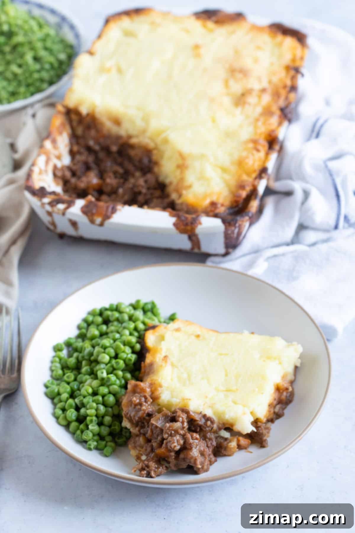Πανεύκολο Κότατζ Πάι 2 Ένα πιάτο με cottage pie και αρακά.