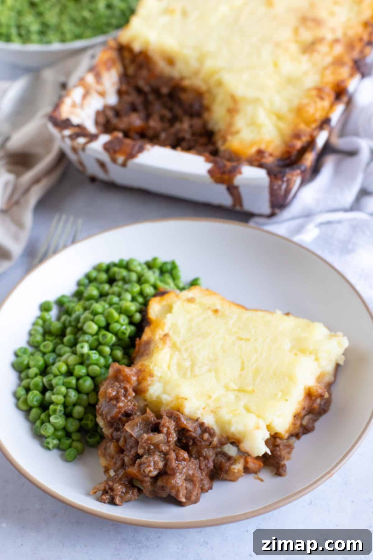 Πανεύκολο Κότατζ Πάι 7 Ένα πιάτο με cottage pie και αρακά.