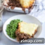 Πανεύκολο Κότατζ Πάι 9 Cottage pie σε ένα πιάτο με αρακά.