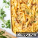 Εύκολη Μακαρονάδα Τόνου στο Φούρνο 9 Ζυμαρικό φούρνου με τόνο σε ένα λευκό πυρίμαχο σκεύος.