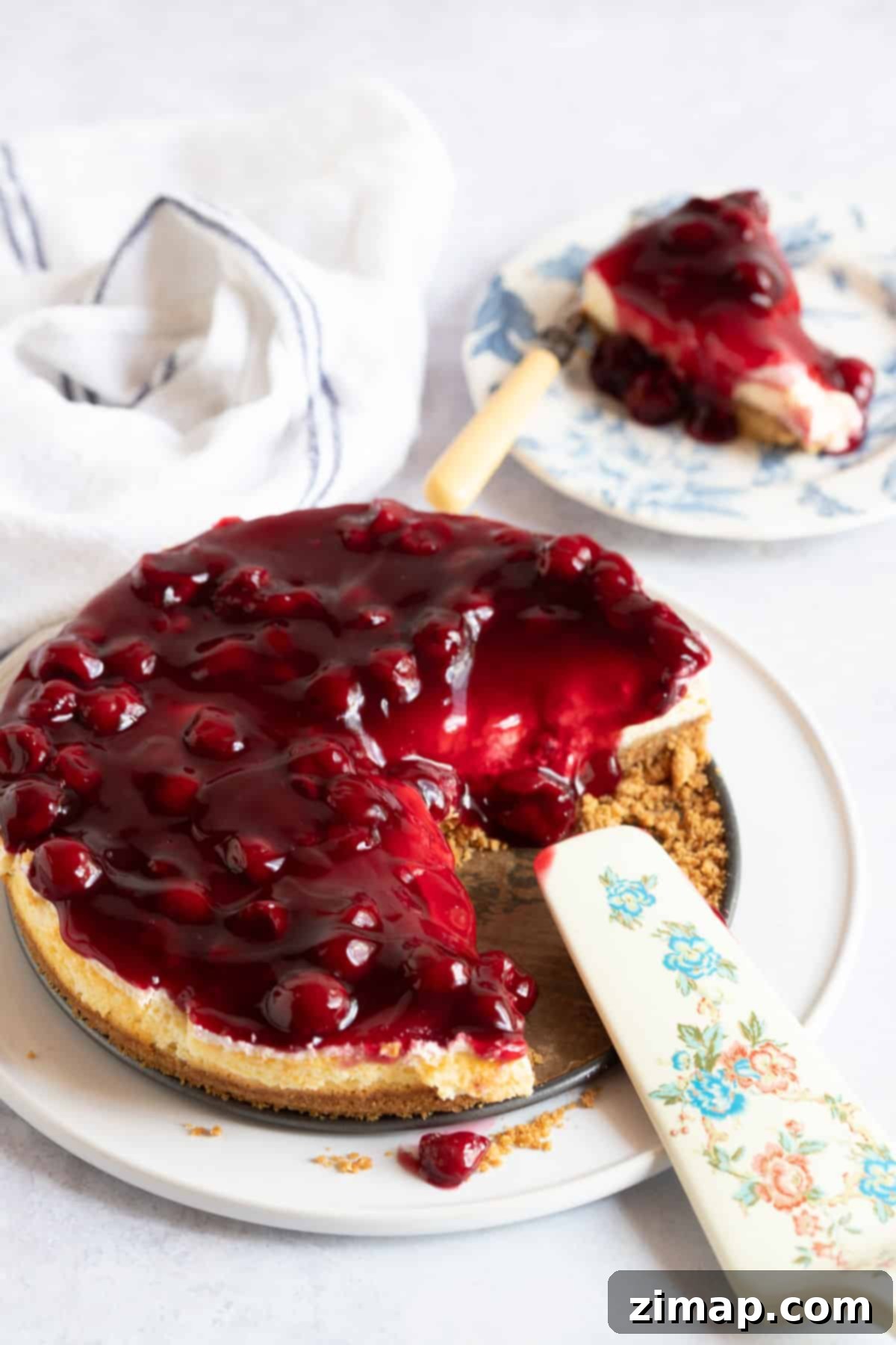 Εύκολο Τσίζκεϊκ με Κεράσια 6 Cheesecake Βύσσινο σε πιατέλα σερβιρίσματος.