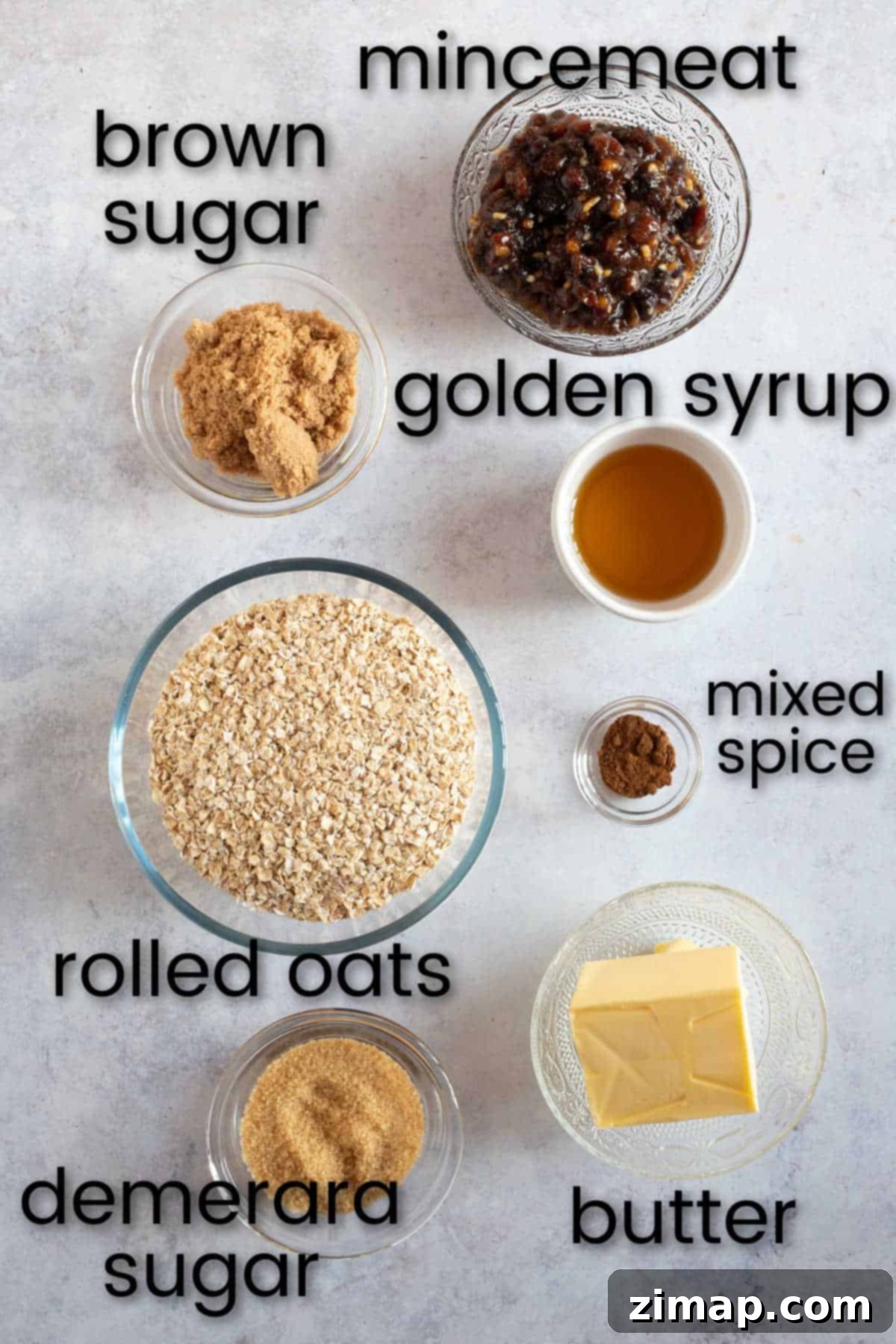 Γρήγορες Μπάρες Βρώμης με Ζουμερά Φρούτα 3 Ingredients for mincemeat flapjacks.