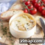 Εύκολο Καμαμπέρ στη Φριτέζα Αέρος 9 Ένας τροχός Camembert ψημένος στη φριτέζα αέρος σε ξύλινη πιατέλα με φέτες μπαγκέτας.