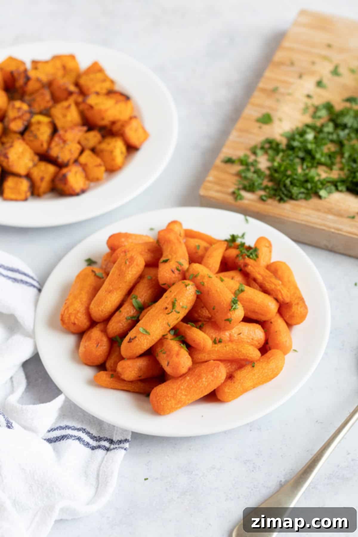 Μελωμένα Ψητά Μωροκαρότα σε Φριτέζα Αέρος 2 Air fryer baby carrots on a plate.