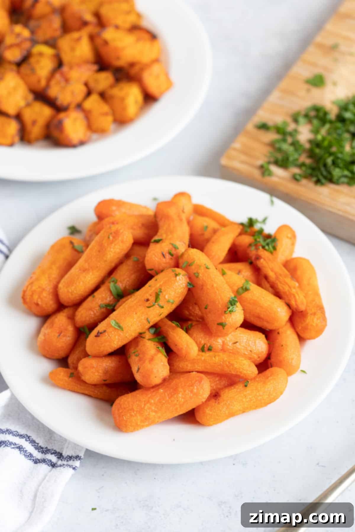 Μελωμένα Ψητά Μωροκαρότα σε Φριτέζα Αέρος 5 Air fried baby carrots on a plate.