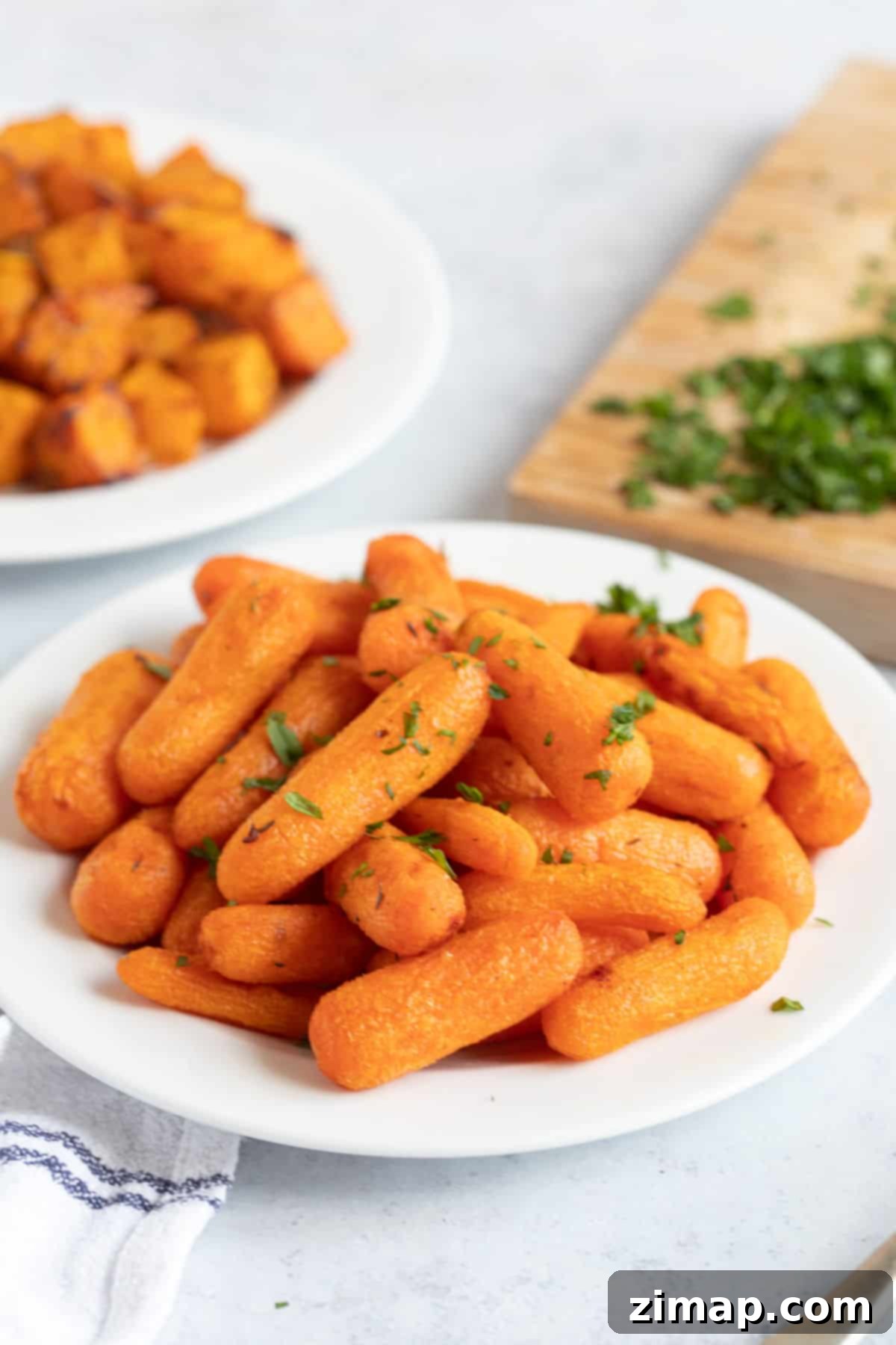 Μελωμένα Ψητά Μωροκαρότα σε Φριτέζα Αέρος 7 Air fried carrots on a plate.