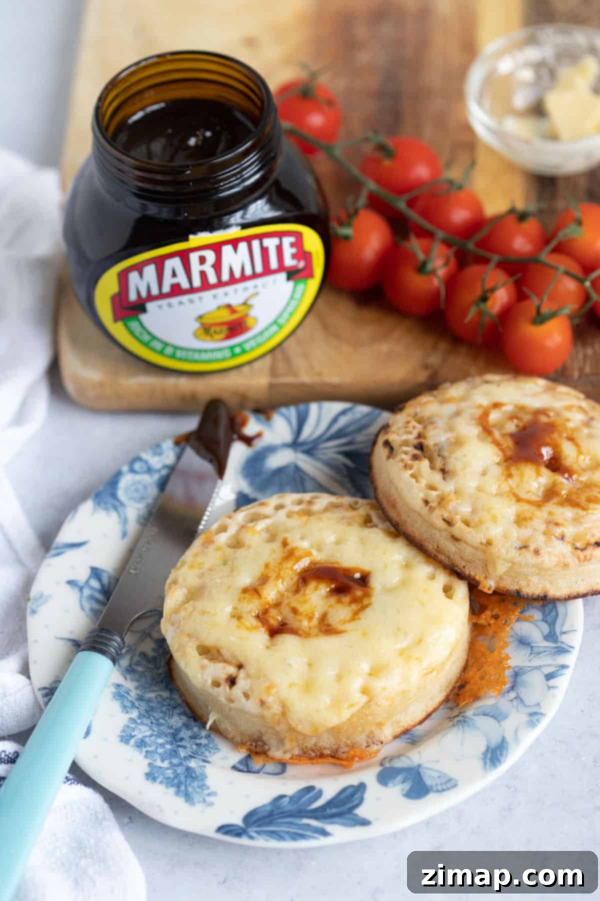 Τυροτηγανίτες από Φριτέζα Αέρος 7 Τυρένια crumpets φριτέζας αέρος σε μπλε πιάτο.
