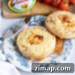Τυροτηγανίτες από Φριτέζα Αέρος 9 Crumpets στη φριτέζα αέρος σε πιάτο.